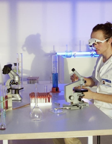 Vacuum laboratory equipment and centrifuges